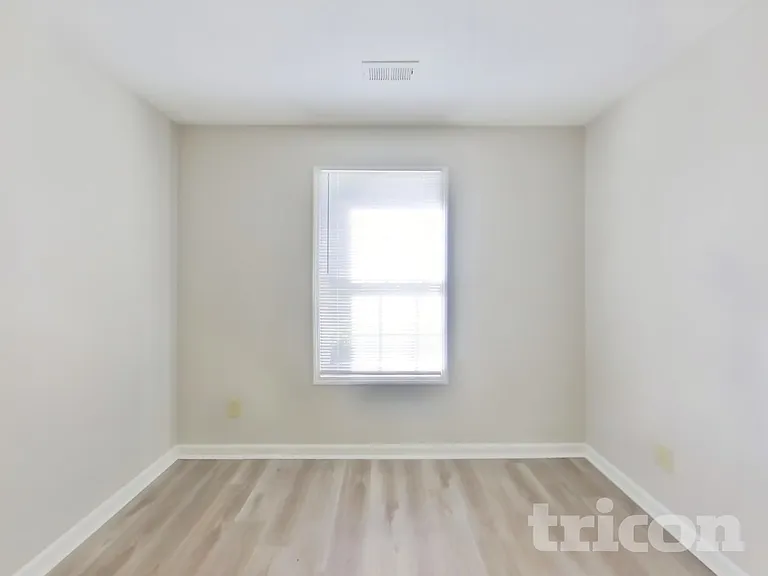 910 S Shore Ct — Photo 4