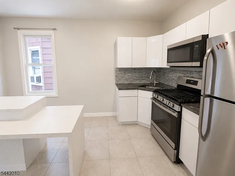3 bed, 1.0 bath, $2,500 — Photo 3