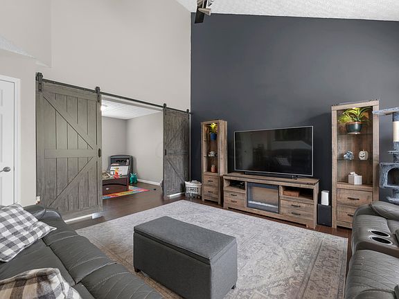 3rd image of 599 Cranborn Ct
