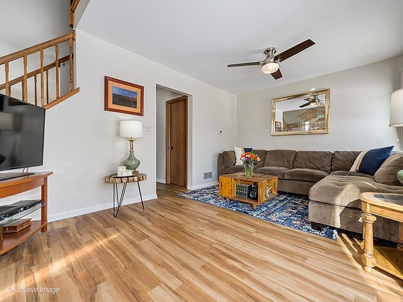 3rd image of 6 S Stonington Dr