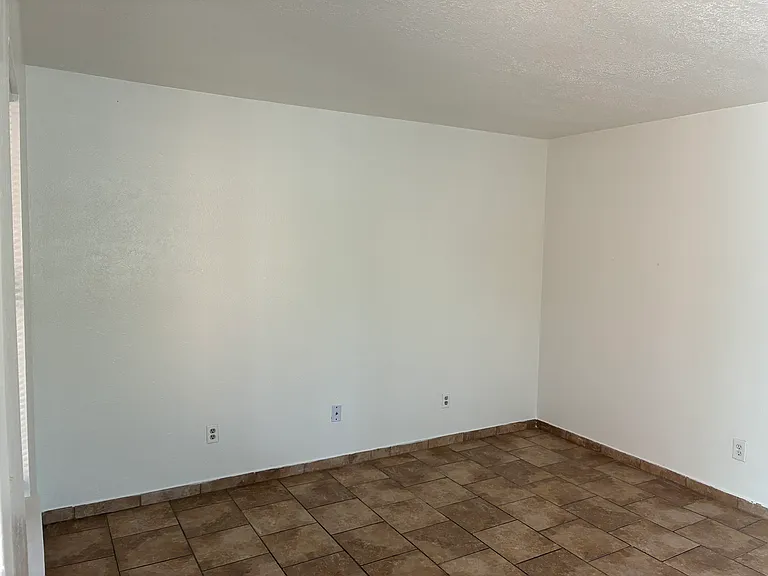 Quality 2 Bed / 1 Bath Apts - Close to I-25, UNM, and KAFB — Photo 31