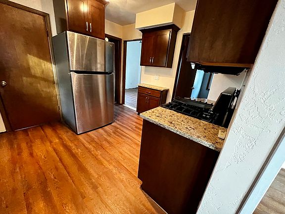 4th image of 609 Maple St