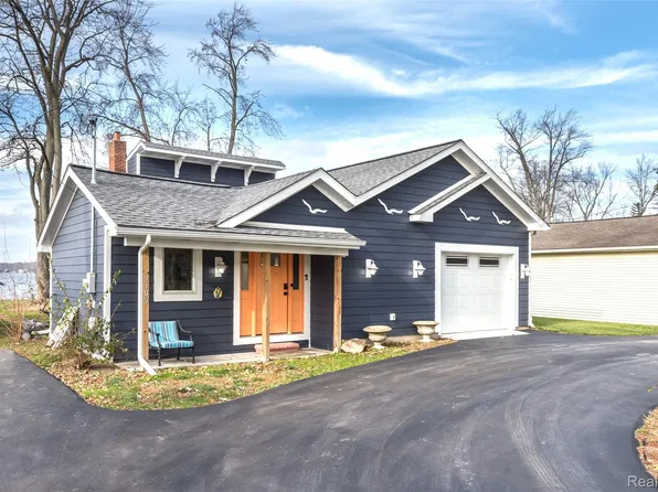 9109 McGregor Rd, Pinckney, MI 48169