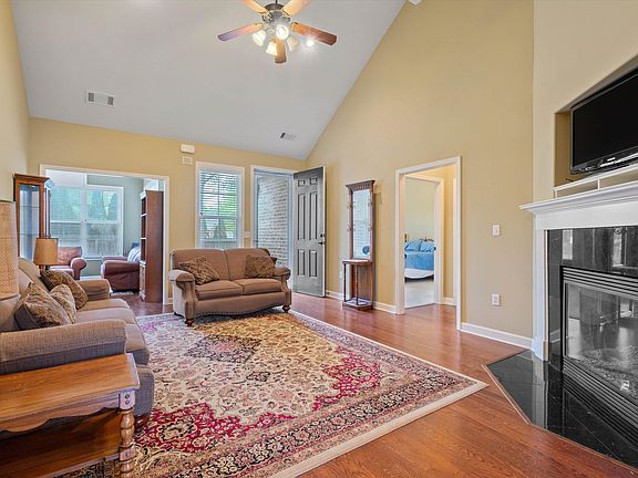 4th image of 1450 Calumet Farms Dr #1