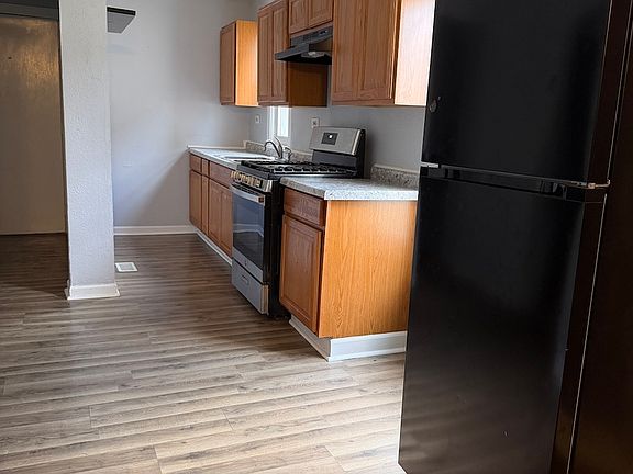 3rd image of 557 Oak St