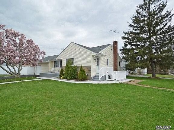 3rd image of 2 Mohawk Dr