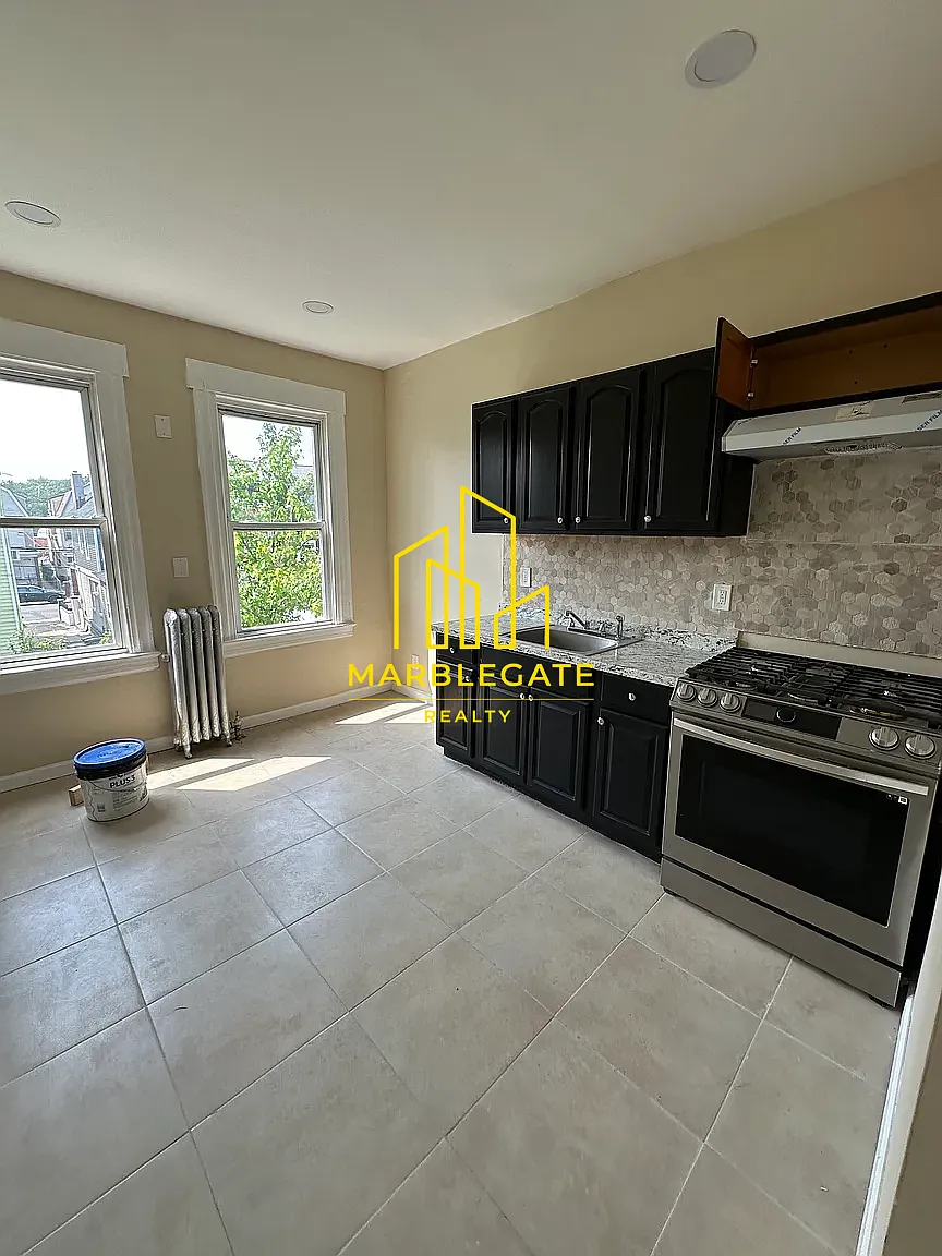 3 bed, 1050 sqft, $2,200 — Photo 1