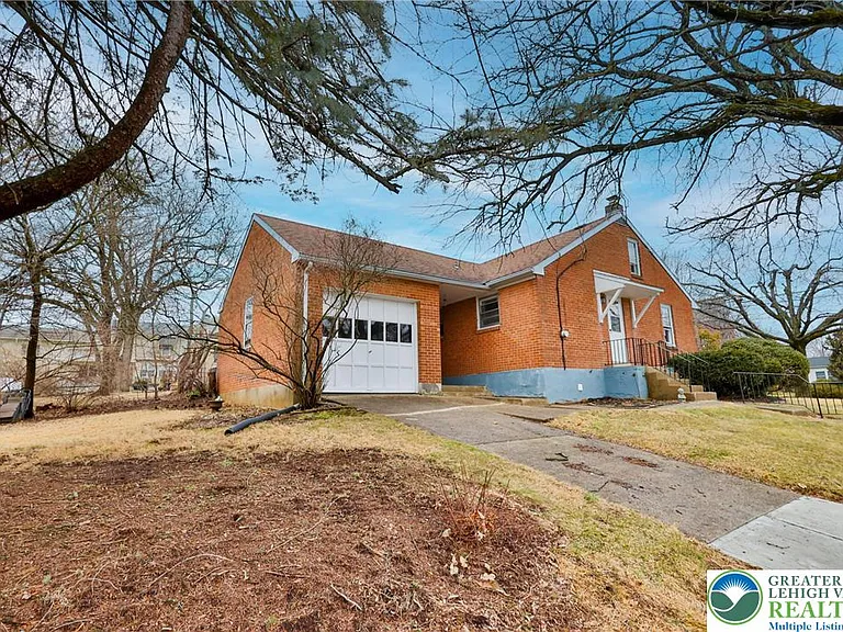 336 E Market St — Photo 25