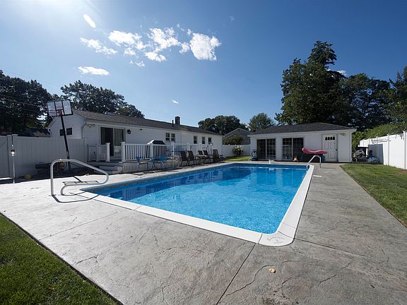 2nd image of 10 Parkhurst Drive