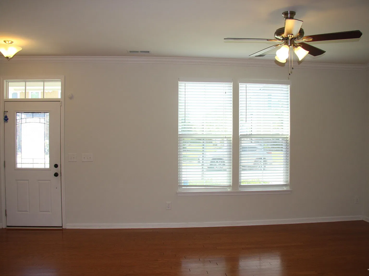 3 bed, 2.5 bath, 1800 sqft, $2,000 — Photo 2