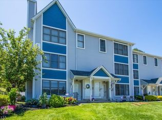 2 Heritage Ln, Hamburg, NJ 07419