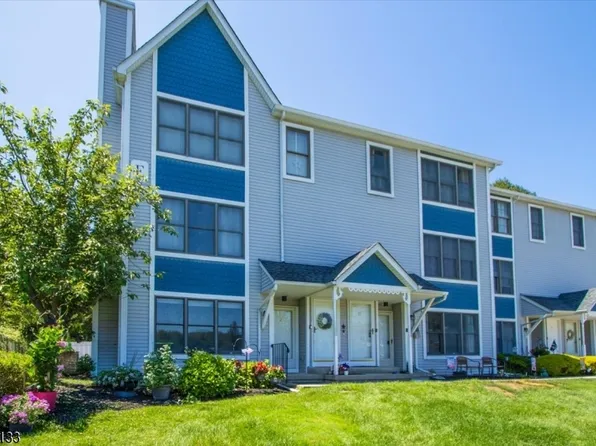 2 Heritage Ln, Hamburg Boro, NJ 07419