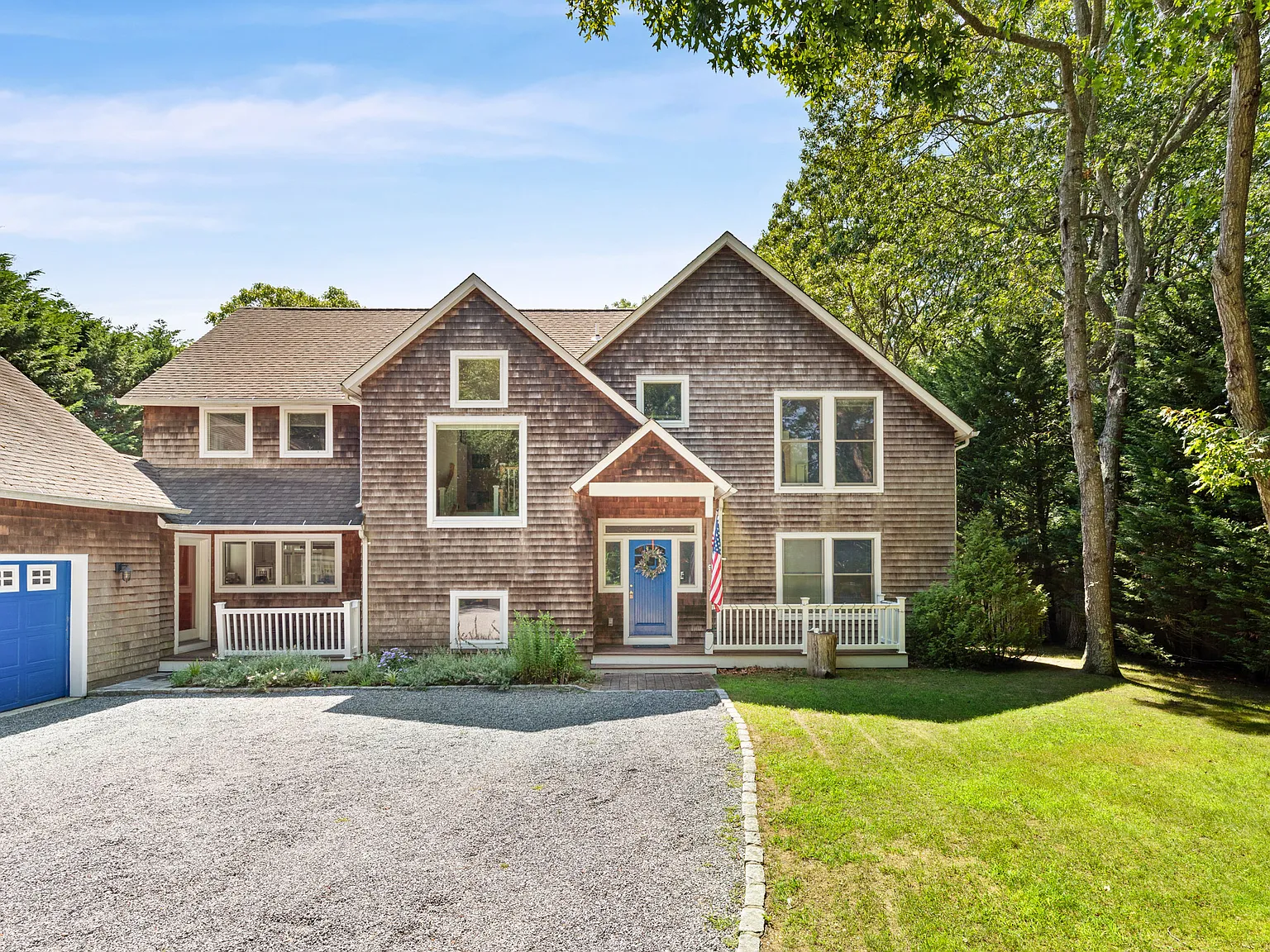 Large house with a pool in Wainscott — Photo 2