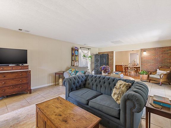 3rd image of 110 Hoffman Dr