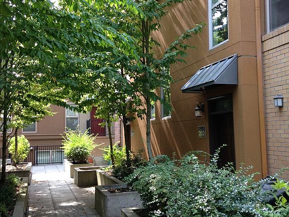 2nd image of 6219 NE Carillion Dr Unit 202