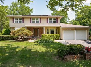 1 Hughes Pl, Dix Hills, NY 11746
