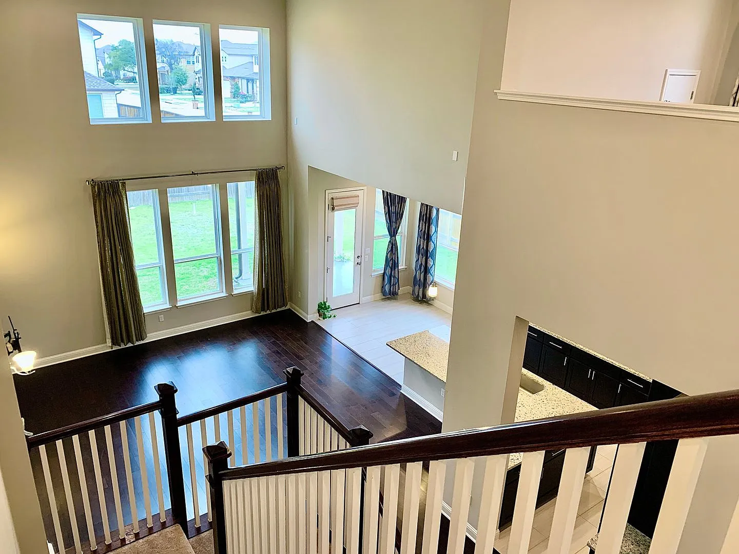 Gorgeous 5 bedroom home. Spacious and Elegant! — Photo 4
