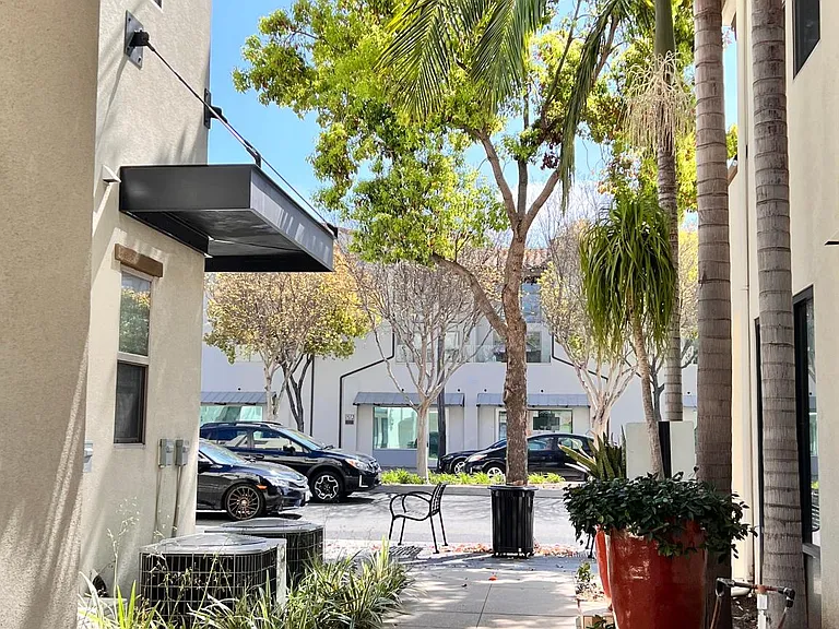 walk straight to streetside.