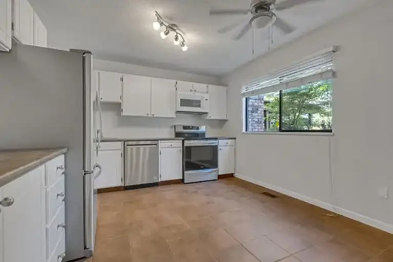 3 bed, 3.0 bath, 1433 sqft, $3,100 — Photo 2