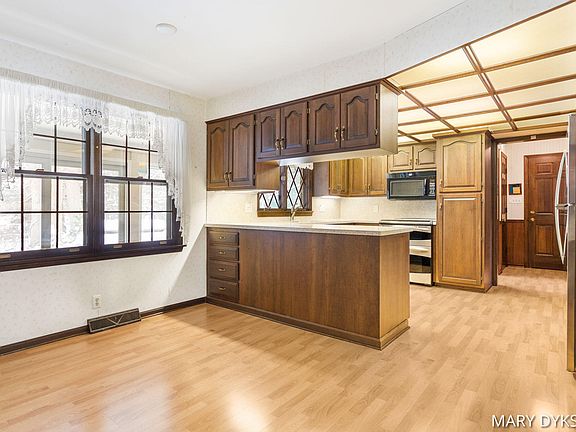 4th image of 288 Marquette Ave