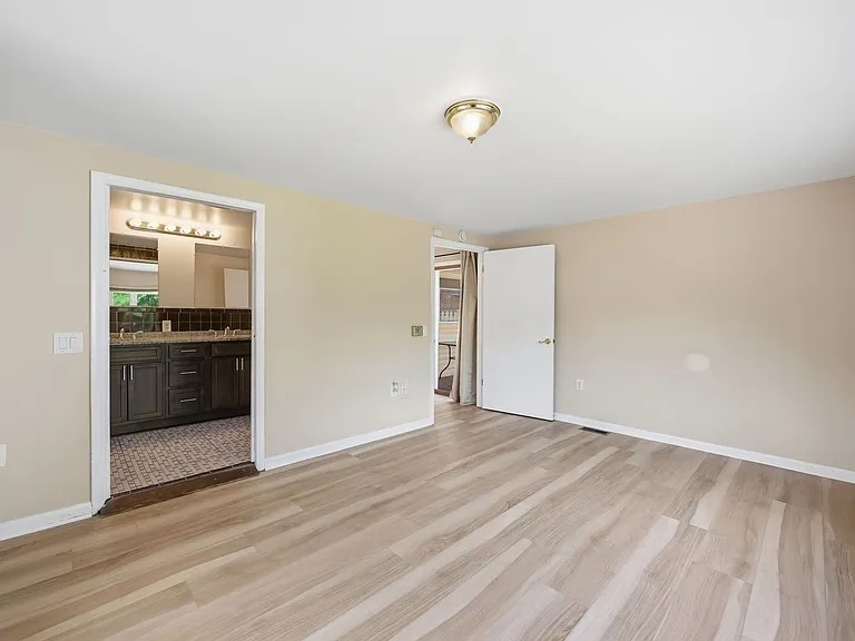 512 Dennis Ave — Photo 6