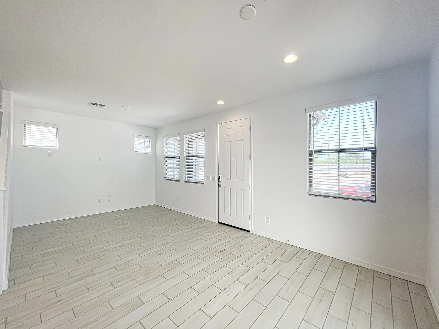 4239 S 58th Ln — Photo 3