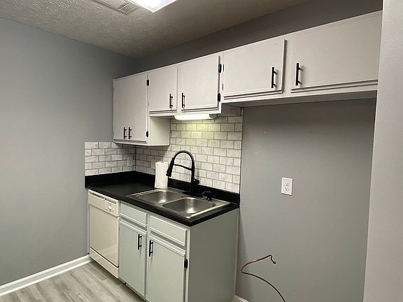 3rd image of 5925 Carmel Dr