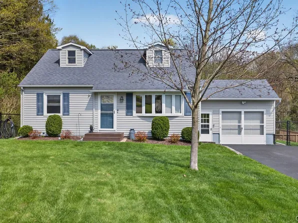 101 Broadmoor Dr, Camillus, NY 13031