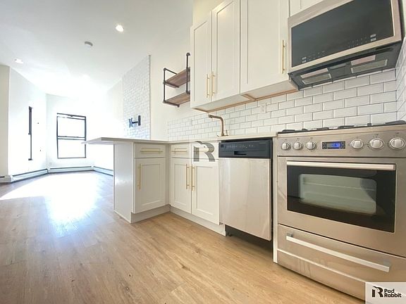 4th image of 189 Jefferson Ave #3L