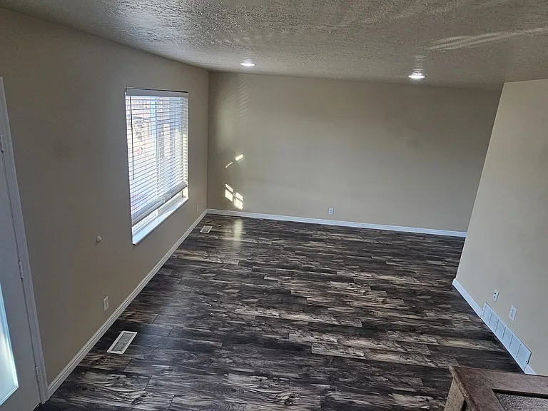 2318 E Claybourne Ave — Photo 29
