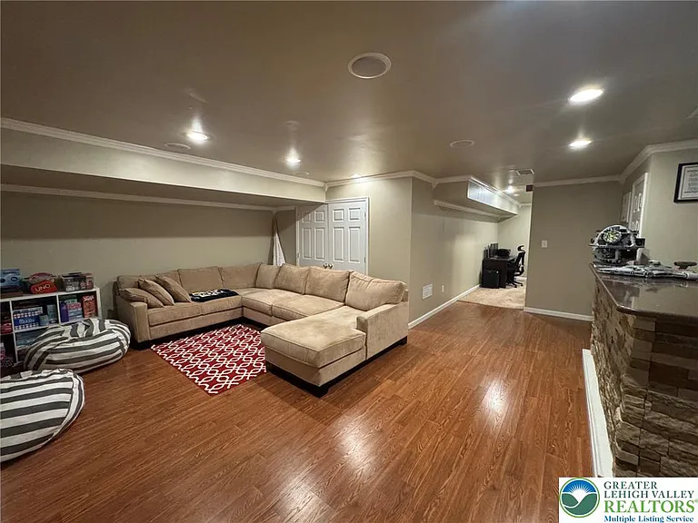1081 Tudor Dr — Photo 32