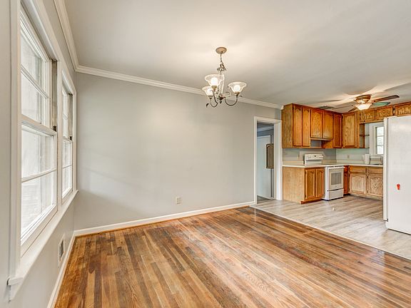 5th image of 386 Robin Ln SE
