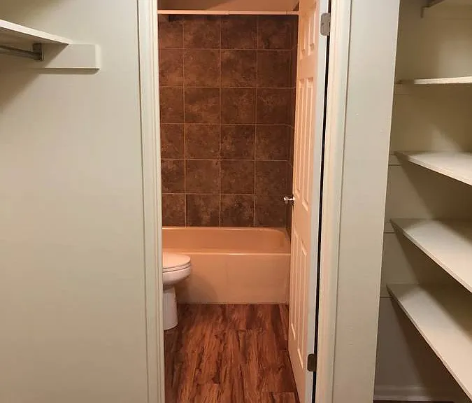 Step into this inviting bathroom entrance, designed with function and style in mind. Step into this inviting bathroom entrance, designed with function and style in mind.
