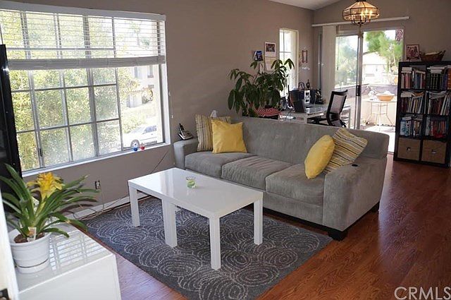 Welcoming and Bright Living Room