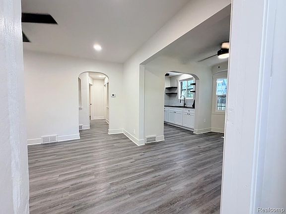 5th image of 18418 Heyden St