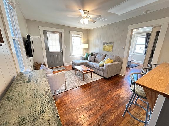 5th image of 601 E Elm St