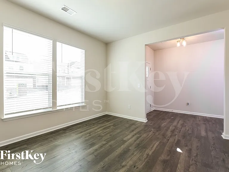 565 Hillpark Ln — Photo 3