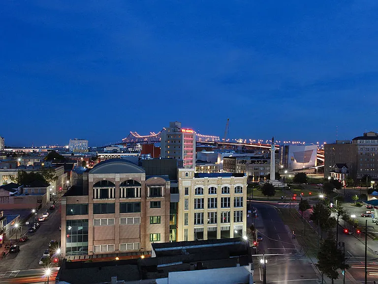 The Howard Luxury Apartments — Photo 25