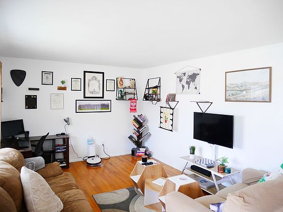 4th image of 897 Laurie Ln