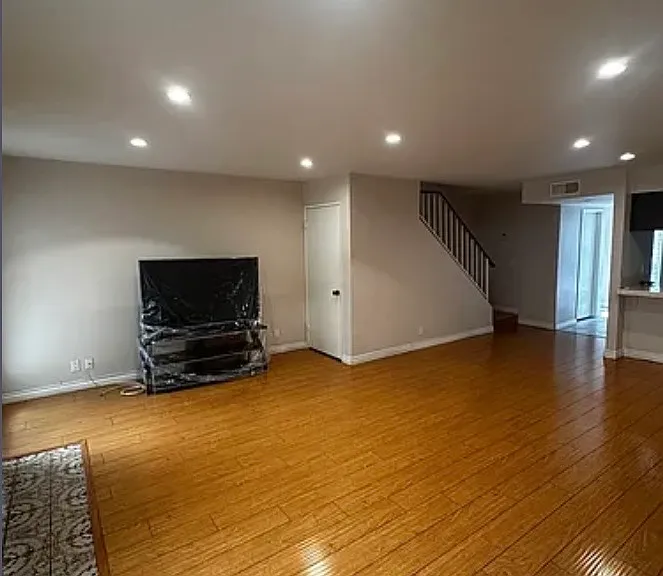 557 E Verdugo Ave — Photo 9