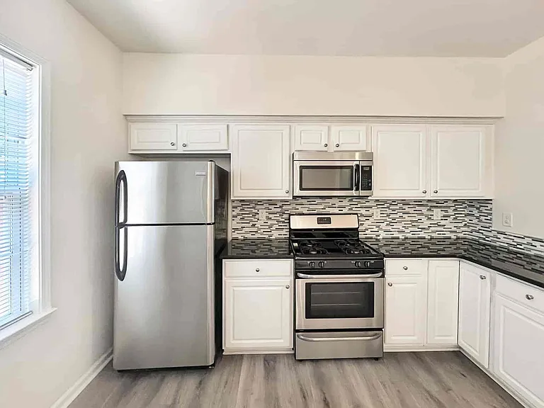 4033 Edgecomb Dr — Photo 11