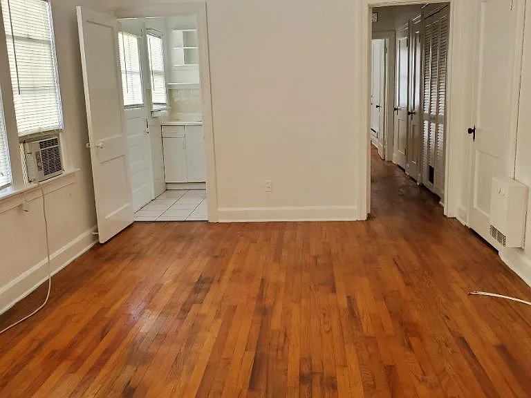 735 Grove St N — Photo 3