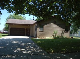 903 S 8th St, Oregon, IL 61061