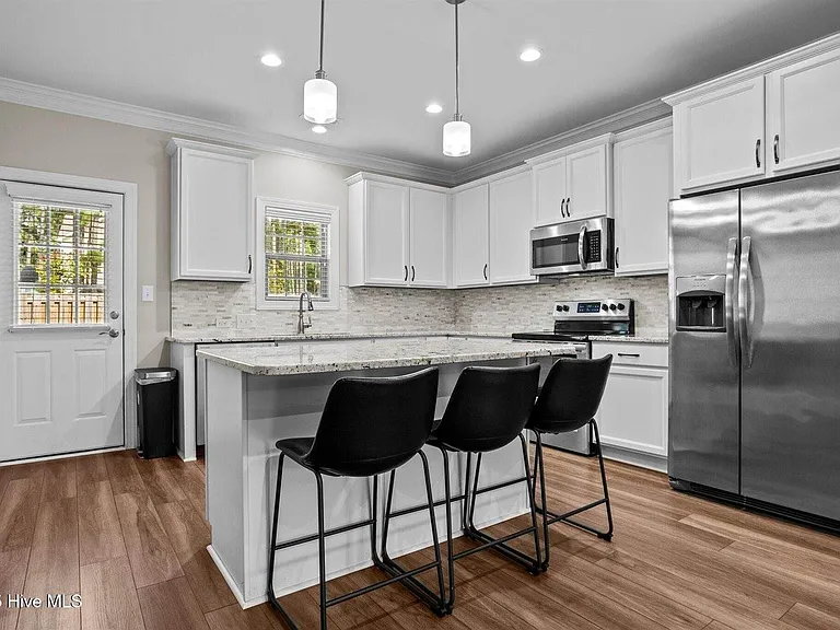127 Lark Dr — Photo 3