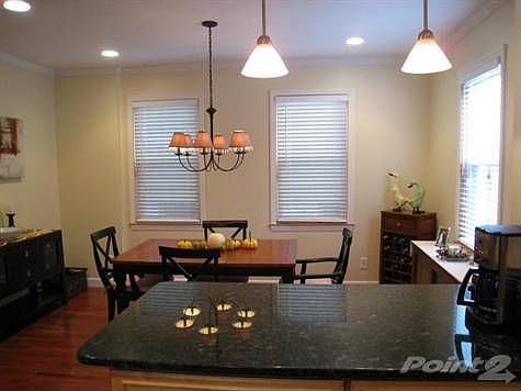 Sunny & Ample Eat-in Area