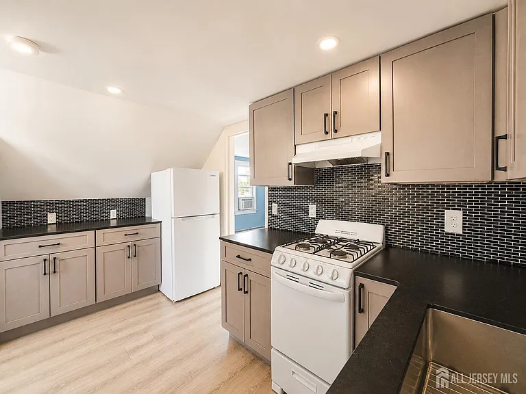 66 Alcoa Ave — Photo 3