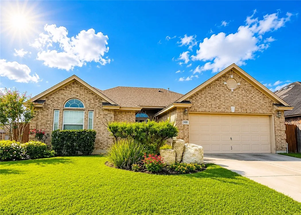 4 bed, 2.0 bath, 2012 sqft, $2,600 — Photo 1