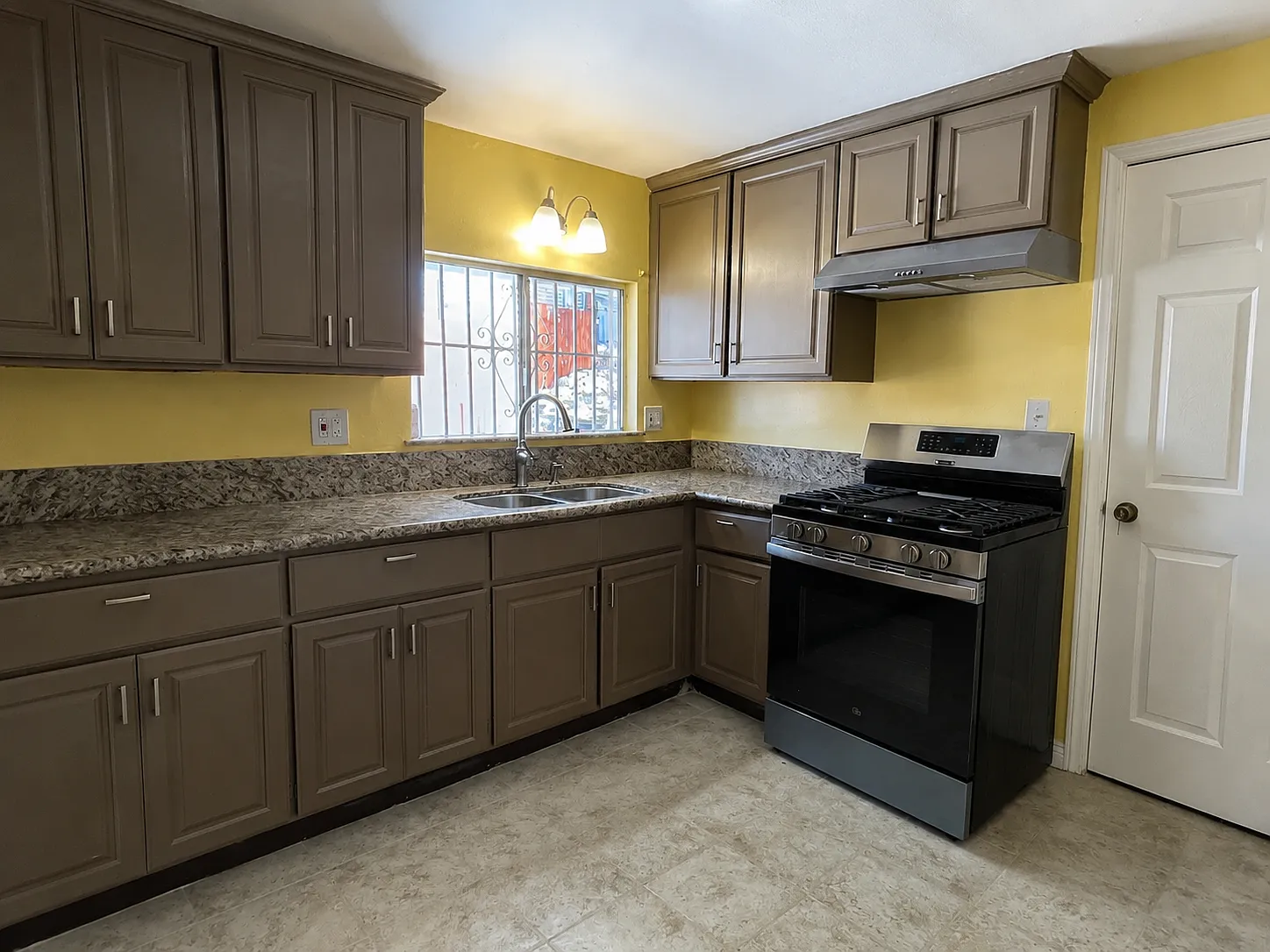 2 bed, 727 sqft, $2,200 — Photo 2