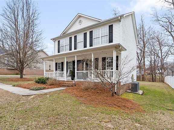 3rd image of 11 Collin Ln