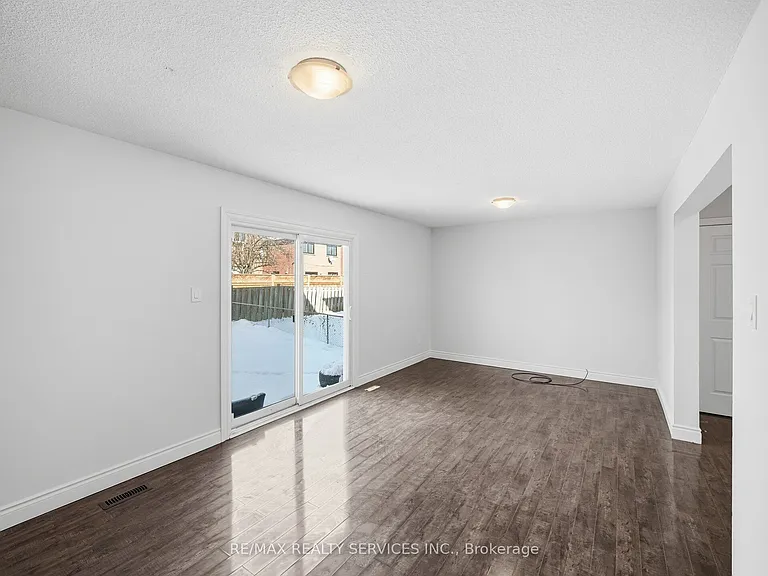 8 Deerpark Cres S #LOWER — Photo 18